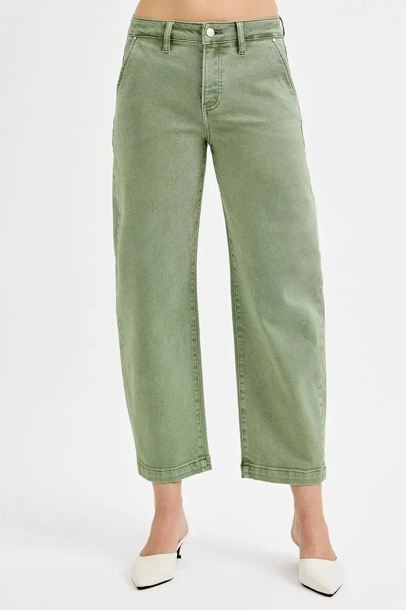 RISEN barrel crop jeans close-up waist and hip fit om model 
