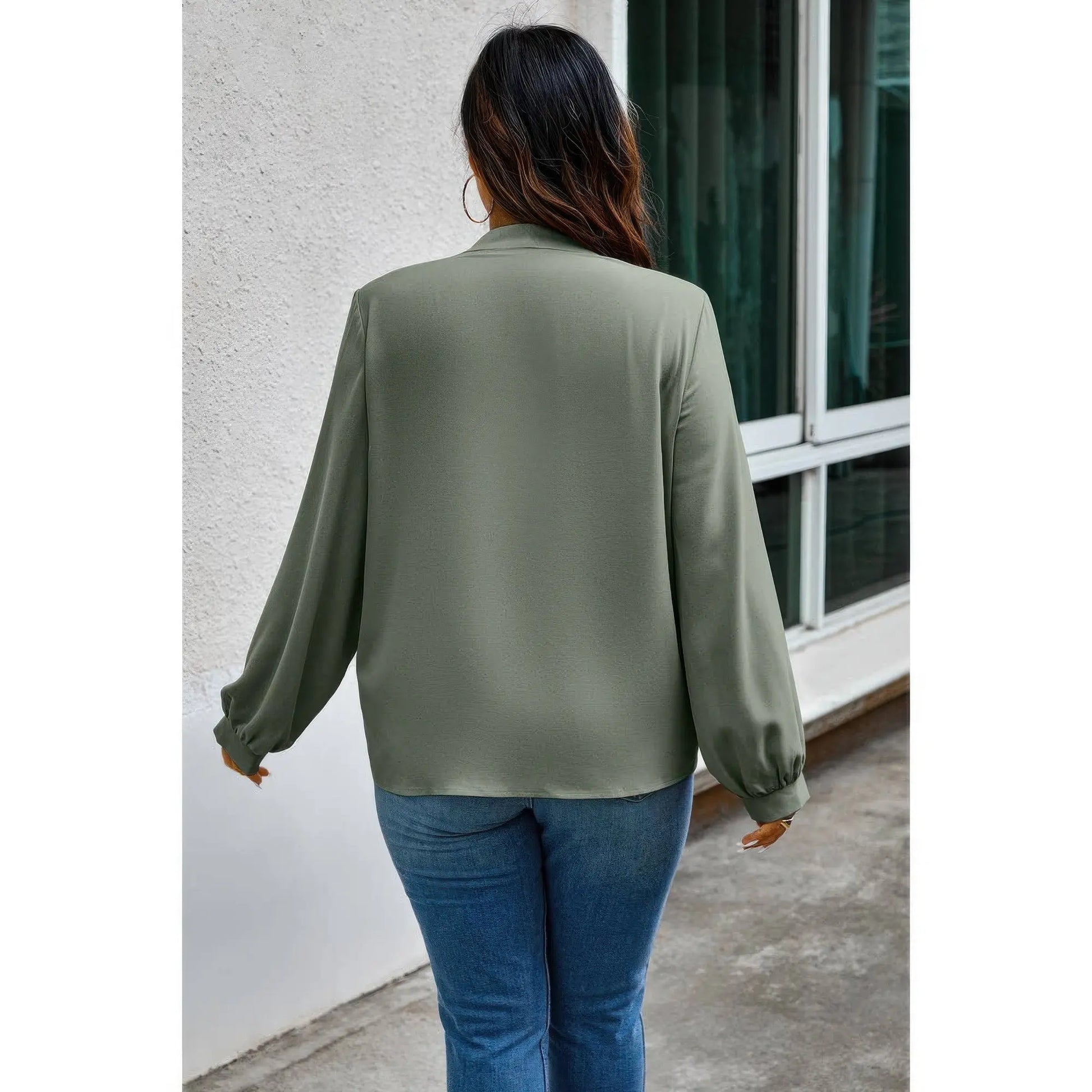 Back view of plus size ruched knot loose fit top